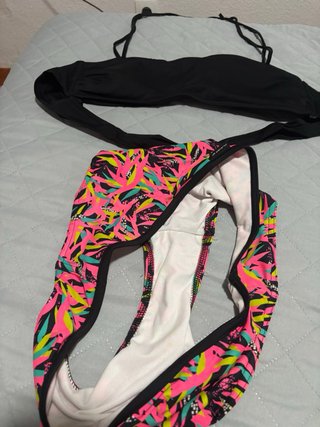 Bikini negro y estampado tropical