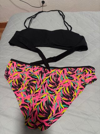 Bikini negro y estampado tropical