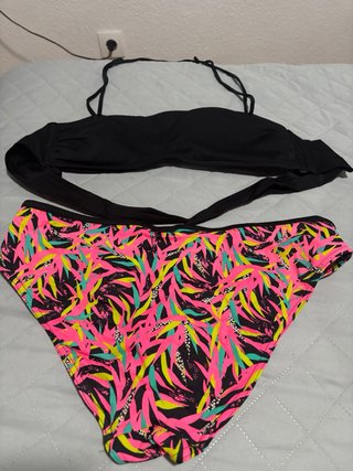 Bikini negro y estampado tropical