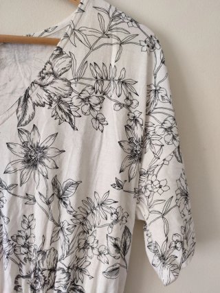 Vestido H&M floral blanco y negro Talla M