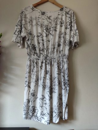 Vestido H&M floral blanco y negro Talla M