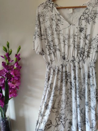 Vestido H&M floral blanco y negro Talla M