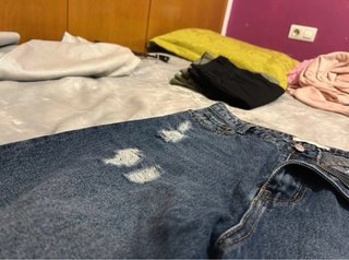 Pantalón vaquero ancho desgastado