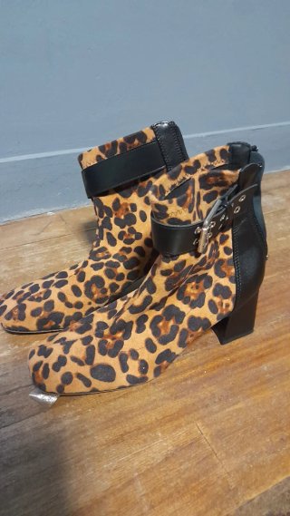 Botines tacón animal print con hebilla 2 usos t40