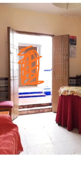 Puerta doble de madera con postigo