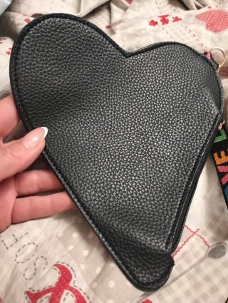 Pochette cuore nera con scritta LOVE