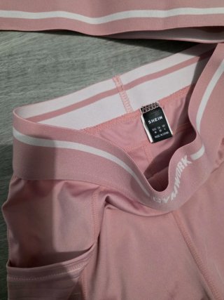 Conjunto deportivo rosa y blanco