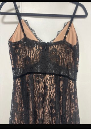 Vestido largo de encaje negro y beige
