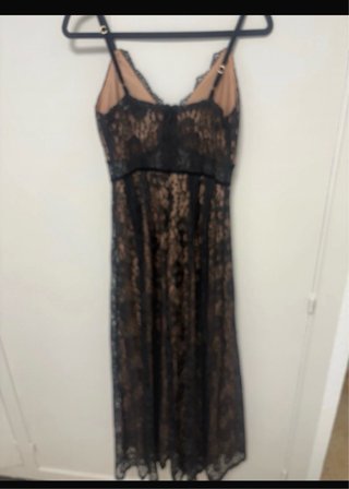Vestido largo de encaje negro y beige