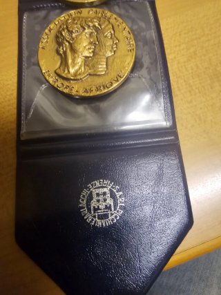 2 Monedas Grandes y Pesadas