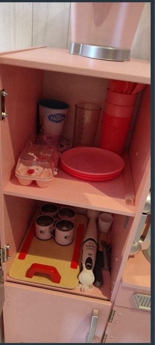 Cocinita de madera rosa