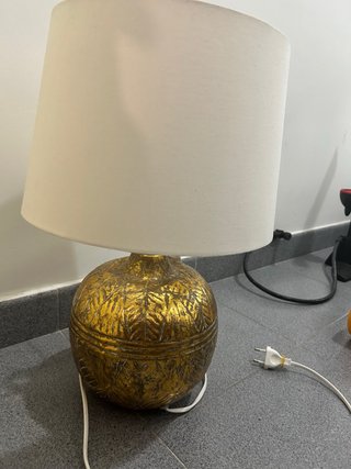 Lámpara de mesa dorada con pantalla blanca