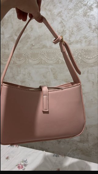 Bolso rosa con detalle dorado