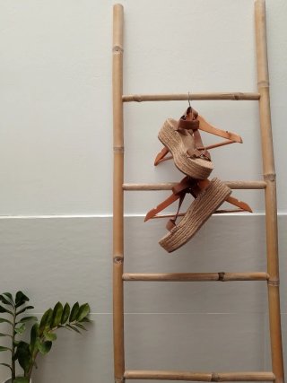 Sandalias cuña beige y marrón