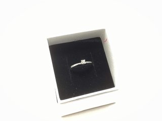 anillo oro 18k con piedra con diamante