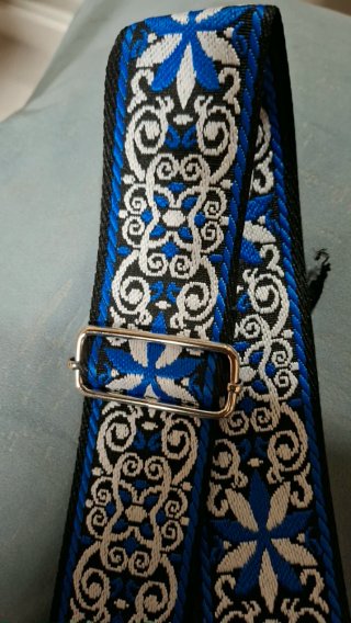 Correa de guitarra bordada azul