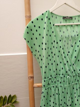 Mono verde con lunares negros