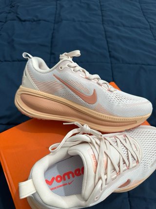 Tênis Nike ZoomX bege e rosa