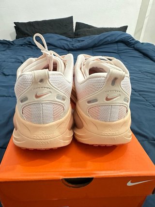 Tênis Nike ZoomX bege e rosa