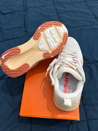Tênis Nike ZoomX bege e rosa