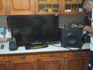 Televisor Philips y Altavoz Negro