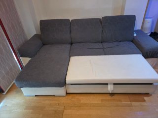 Sofá cama blanco con fundas de tela grises