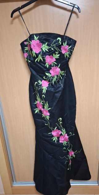 Vestido largo fiesta negro con flores rosas T38