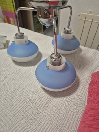 Lámpara de techo azul y blanca