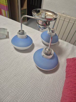 Lámpara de techo azul y blanca