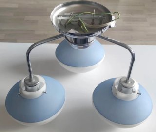 Lámpara de techo azul y blanca