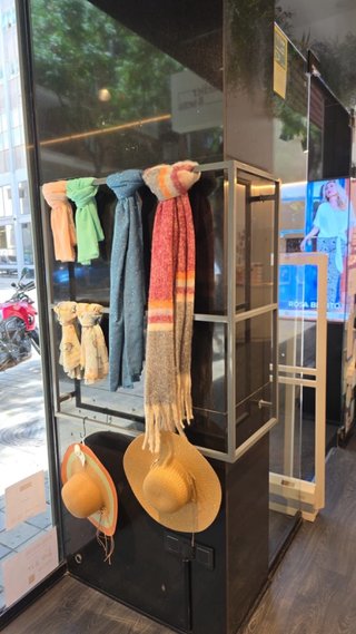 Expositor esquinero aluminio para tienda/showroom
