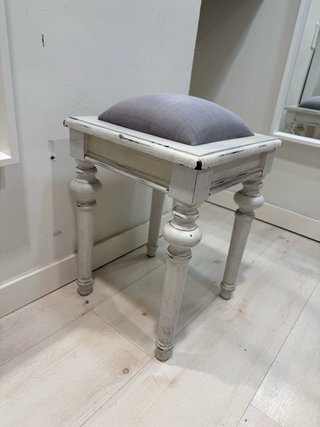 Taburete tapizado blanco y gris
