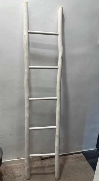 Escalera decorativa blanca de madera