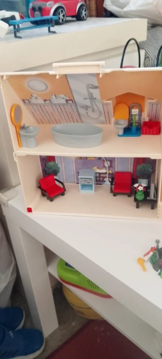 Casa de muñecas Playmobil con figuras