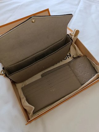 Bolsa Louis Vuitton Pochette Felicie Couro Bege