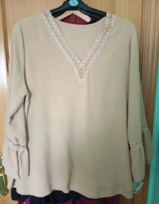 Blusa beige con encaje talla 50-52