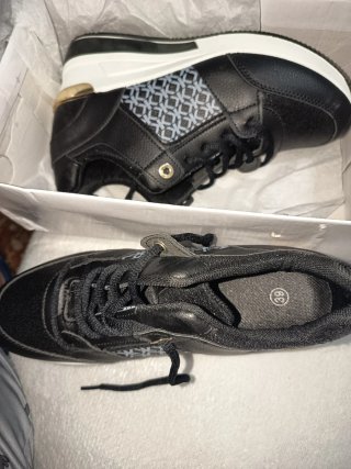 Botines negros y blancos con cuña y cordones