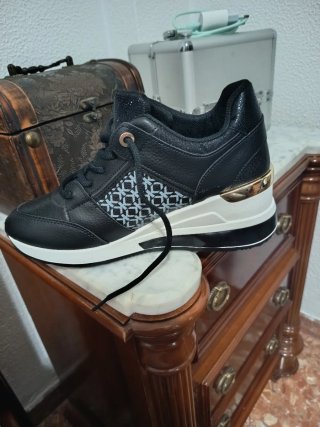 Botines negros y blancos con cuña y cordones