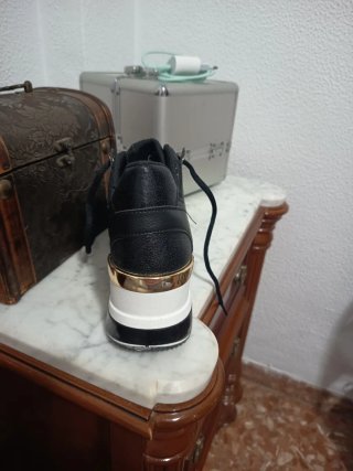 Botines negros y blancos con cuña y cordones