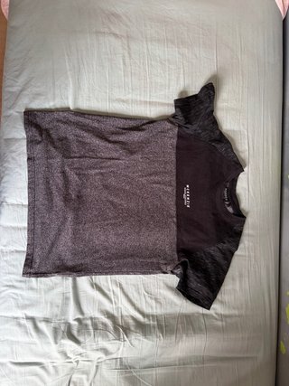 Camiseta McKenzie gris y negra