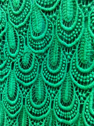 Vestido verde de encaje hasta la rodilla