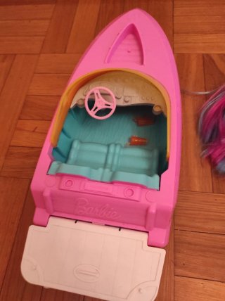 Muñeca Barbie barco
