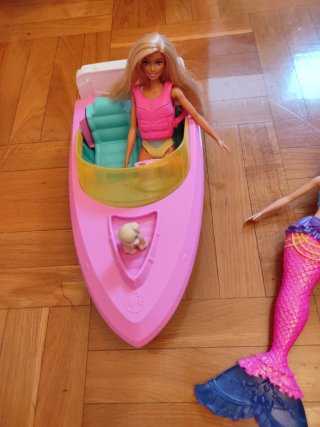 Muñeca Barbie barco