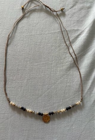 Colgante y pulsera de cuentas nuevos