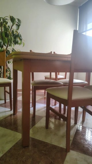 Mesa de comedor de madera