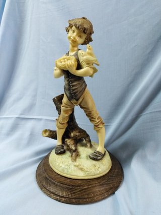 Figura Capodimonte niño con pájaros