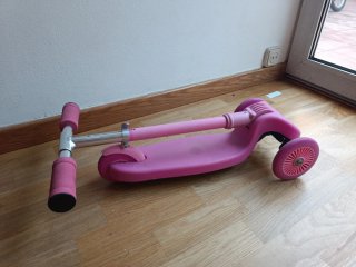 Patinete infantil 3 ruedas rosa.