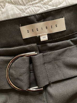 Falda cargo gris antracita con cinturón
