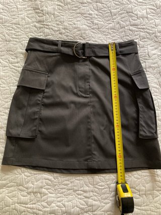Falda cargo gris antracita con cinturón