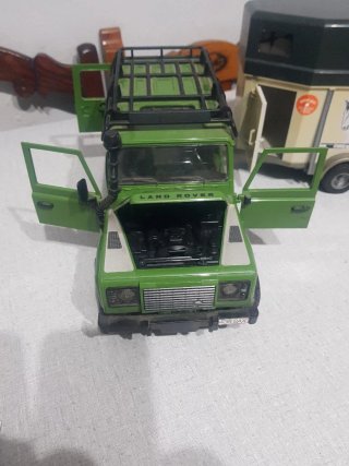 Bruder Land Rover Defender 1:16